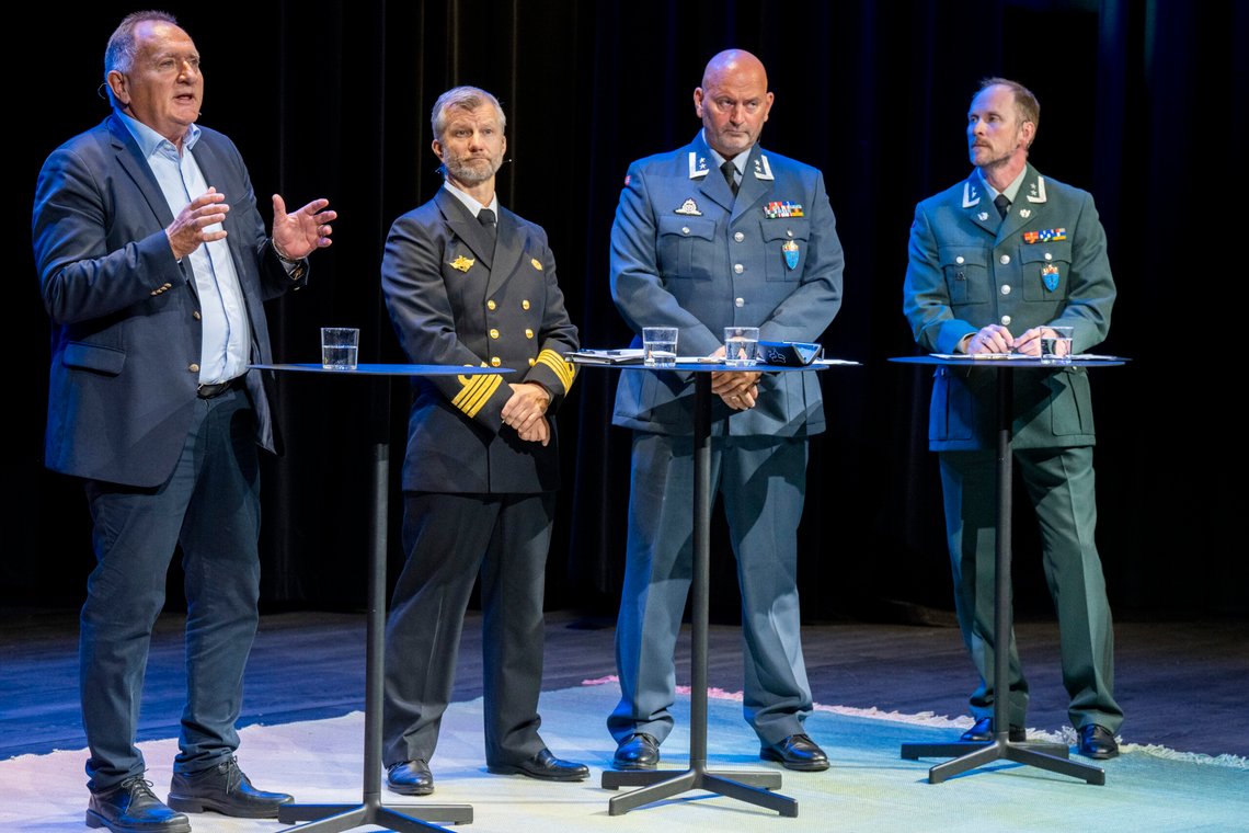 Oslo 20240924.
F.v.: Sjefsforsker Sverre Diesen, kommandørkaptein Anders T. Løvik, oberstløytnant André Kosiander og oberstløytnant Geir Karlsen i en paneldebatt under fremleggelsen av Forsvarets forskningsinstitutt ’s nye rapport med de viktigste erfaringene og læringspunktene fra krigen i Ukraina så langt.
Foto: Heiko Junge / NTB Oslo 20240924.
F.v.: Sjefsforsker Sverre Diesen, kommandørkaptein Anders T. Løvik, oberstløytnant André Kosiander og oberstløytnant Geir Karlsen i en paneldebatt under fremleggelsen av Forsvarets forskningsinstitutt ’s nye rapport med de viktigste erfaringene og læringspunktene fra krigen i Ukraina så langt.
Foto: Heiko Junge / NTB