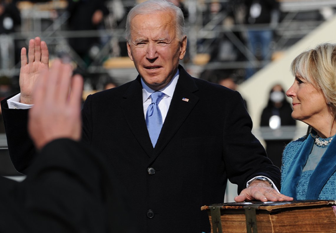 Joseph Robinette Biden jr., USAs 46. president, avlegger presidenteden på vestfronten av U.S. Capitol-bygningen 20. januar 2021 kl. 11.49. Foto kilde: Wikimedia Commons, Kongressens felles komité for innsettelsesseremonier. Joseph Robinette Biden jr., USAs 46. president, avlegger presidenteden på vestfronten av U.S. Capitol-bygningen 20. januar 2021 kl. 11.49. Foto kilde: Wikimedia Commons, Kongressens felles komité for innsettelsesseremonier.
