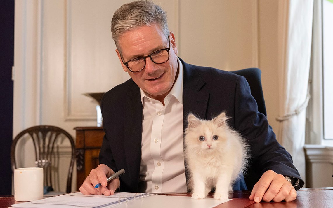 Storbritannias statsminister Keir Starmer slipper å redegjøre for pus. Med høne ville saken stillet seg anderledes. Foto: Number 10, Open Government Licence v3.0 Storbritannias statsminister Keir Starmer slipper å redegjøre for pus. Med høne ville saken stillet seg anderledes. Foto: Number 10, Open Government Licence v3.0