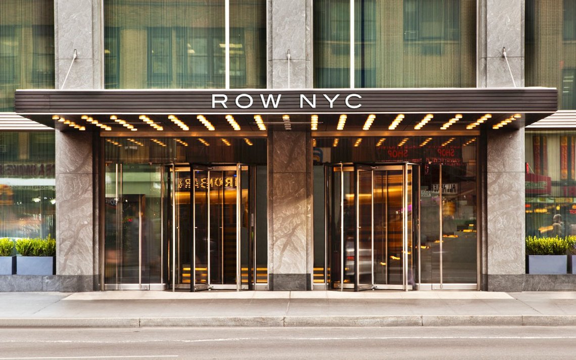 På firestjerners Row NYC Hotel på Times Square får migranter som har tatt seg inn i USA på ulovlig vis, gratis mat og husly. Foto: Row NYC, CC BY-SA 3.0 På firestjerners Row NYC Hotel på Times Square får migranter som har tatt seg inn i USA på ulovlig vis, gratis mat og husly. Foto: Row NYC, CC BY-SA 3.0
