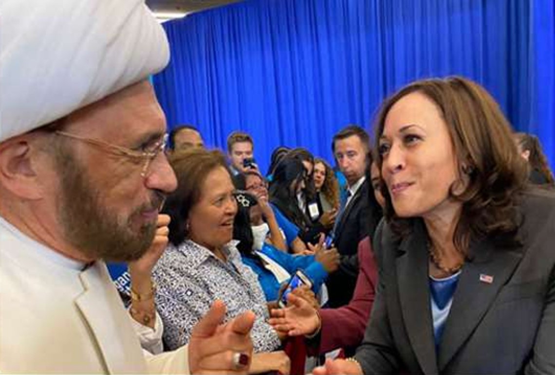 Imam Elahi sammen med visepresident Kamala Harris på et arrangement for vaksinering i Dearborn, Michigan. Kilde: George Washington University via X. Imam Elahi sammen med visepresident Kamala Harris på et arrangement for vaksinering i Dearborn, Michigan. Kilde: George Washington University via X.