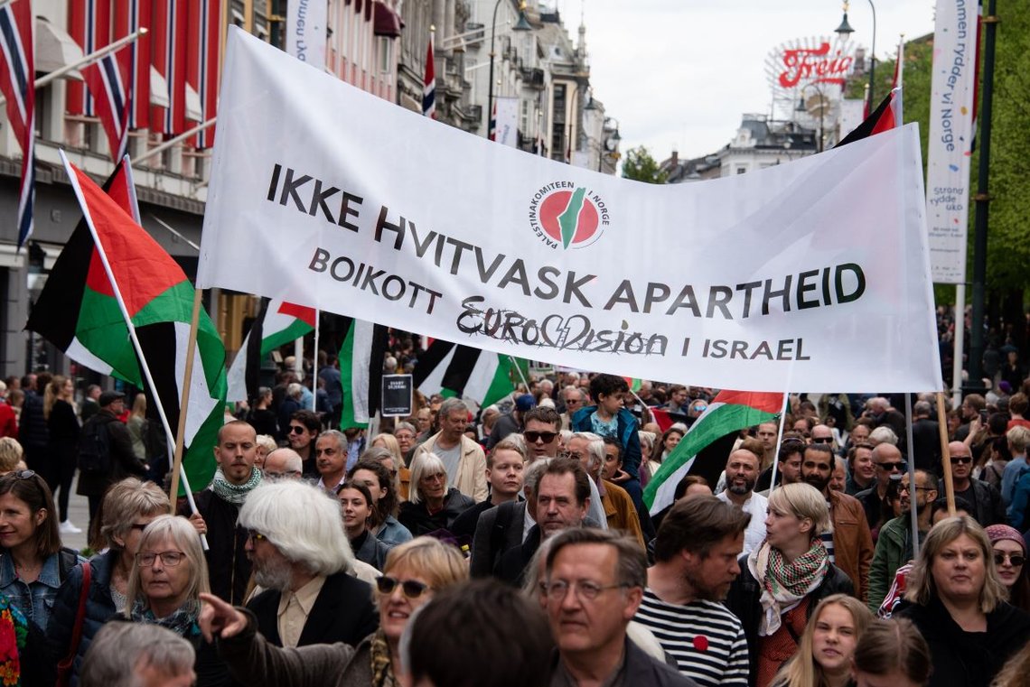 OSLO - 1. MAI 2019: Demonstranter bærer et banner med teksten «Ikke hvitvask apartheid: Boikott Eurovision i Israel» under en 1. mai-markering i Oslo, 1. mai 2019. Foto: Shutterstock av Ryan Rodrick Beiler. OSLO - 1. MAI 2019: Demonstranter bærer et banner med teksten «Ikke hvitvask apartheid: Boikott Eurovision i Israel» under en 1. mai-markering i Oslo, 1. mai 2019. Foto: Shutterstock av Ryan Rodrick Beiler.