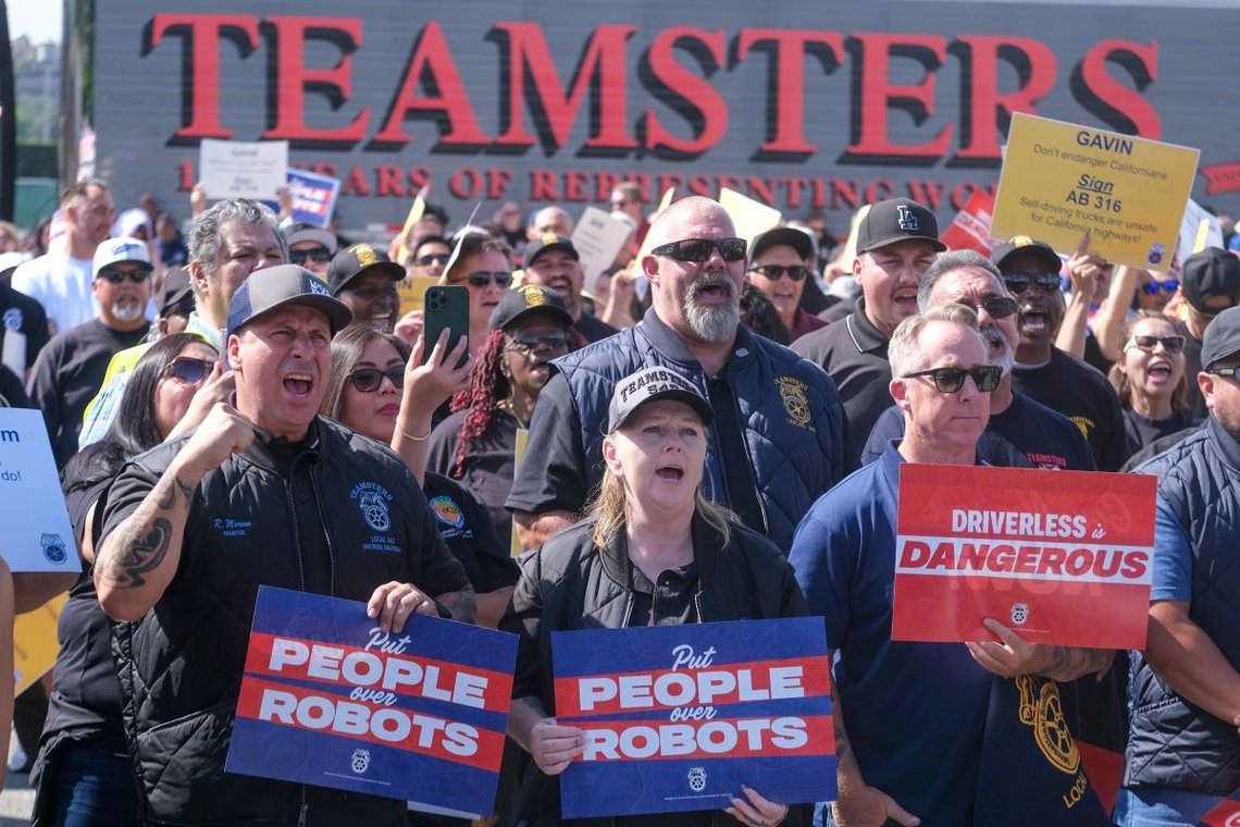 Medlemmer av Teamsters fagforening demonstrerer for å oppfordre guvernør Gavin Newsom til å undertegne Assembly Bill 316 for å beskytte gode jobber og sørge for sikkerhet, 18. september 2023 i Arcadia i California. Foto: Shutterstock av Ringo Chiu. Medlemmer av Teamsters fagforening demonstrerer for å oppfordre guvernør Gavin Newsom til å undertegne Assembly Bill 316 for å beskytte gode jobber og sørge for sikkerhet, 18. september 2023 i Arcadia i California. Foto: Shutterstock av Ringo Chiu.
