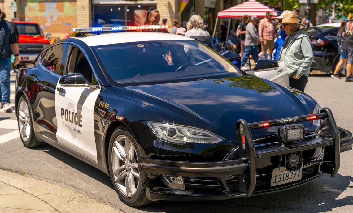 Niles, Fremont, California, USA - 5. mai 2024: Tesla-politibil. Foto: Shutterstock av Iv-olga. Niles, Fremont, California, USA - 5. mai 2024: Tesla-politibil. Foto: Shutterstock av Iv-olga.