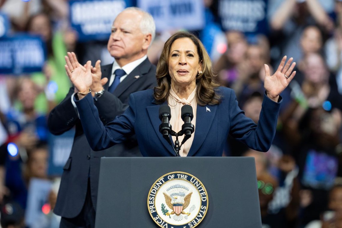 Visepresident Kamala Harris taler på et møte i Liacouras Center ved Temple University i Philadelphia, PA 6. august 2024 for å introdusere sin medkandidat - guvernør i Minnesota Tim Walz. Foto: Shutterstock av Lev Radin, USA. Visepresident Kamala Harris taler på et møte i Liacouras Center ved Temple University i Philadelphia, PA 6. august 2024 for å introdusere sin medkandidat - guvernør i Minnesota Tim Walz. Foto: Shutterstock av Lev Radin, USA.