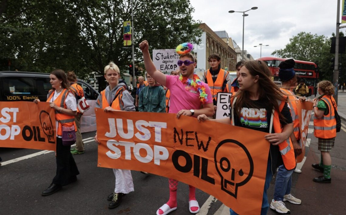 Utdrikningslag brøt inn i aksjon av klimapøbelen Just Stop Oil i London. Skjermdump YouTube/ The Telegraph Utdrikningslag brøt inn i aksjon av klimapøbelen Just Stop Oil i London. Skjermdump YouTube/ The Telegraph