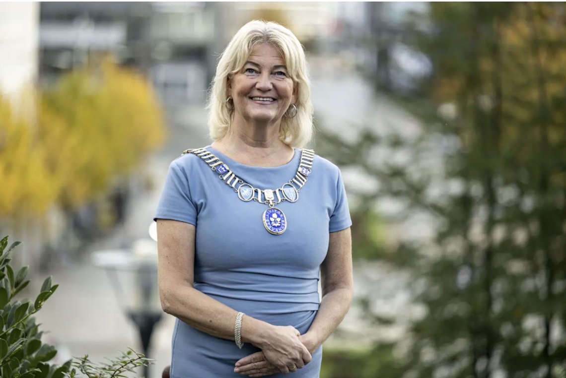 Sissel Knutsen Hegdal med ordførerkjedet hun ønsker å kvitte seg med. Foto: Stavanger kommune Sissel Knutsen Hegdal med ordførerkjedet hun ønsker å kvitte seg med. Foto: Stavanger kommune