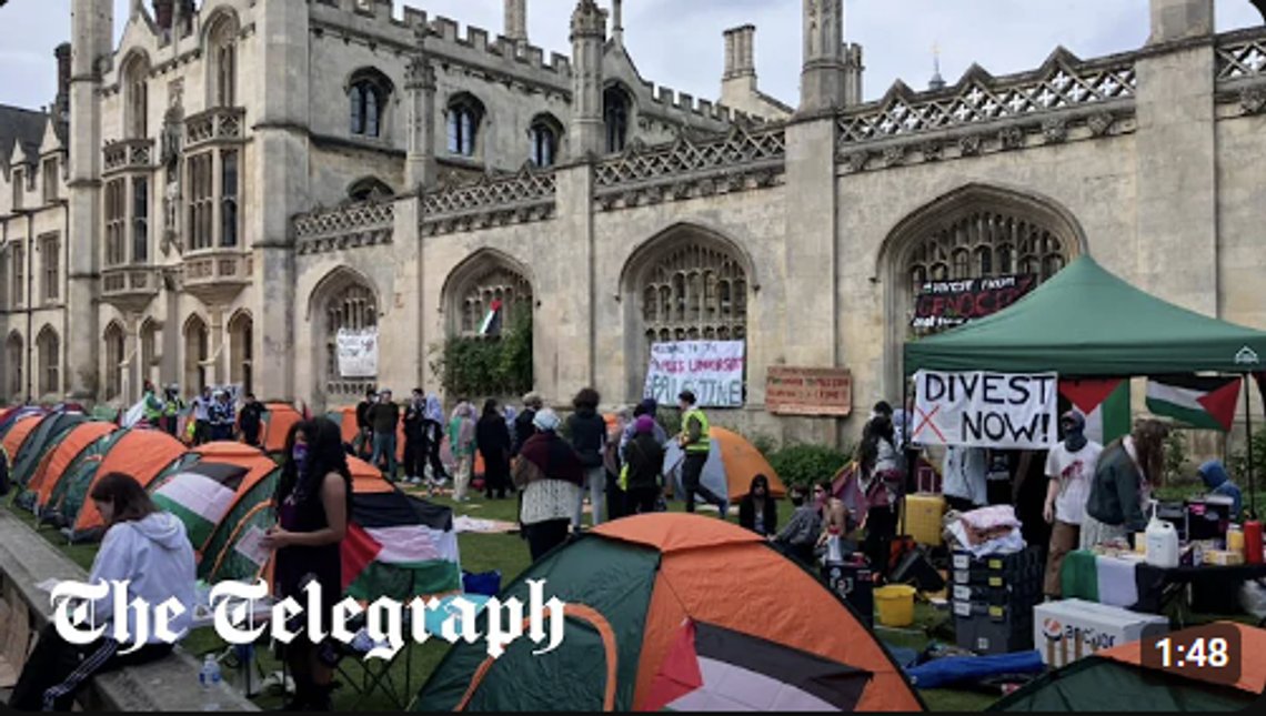 Terrorelskende og jødehatende demonstranter har demonstrert i månedvis på University of Cambridge, og kan ikke akseptere at det finnes folk som ikke elsker Hamas. Stillbilde video/ The Telegraph Terrorelskende og jødehatende demonstranter har demonstrert i månedvis på University of Cambridge, og kan ikke akseptere at det finnes folk som ikke elsker Hamas. Stillbilde video/ The Telegraph