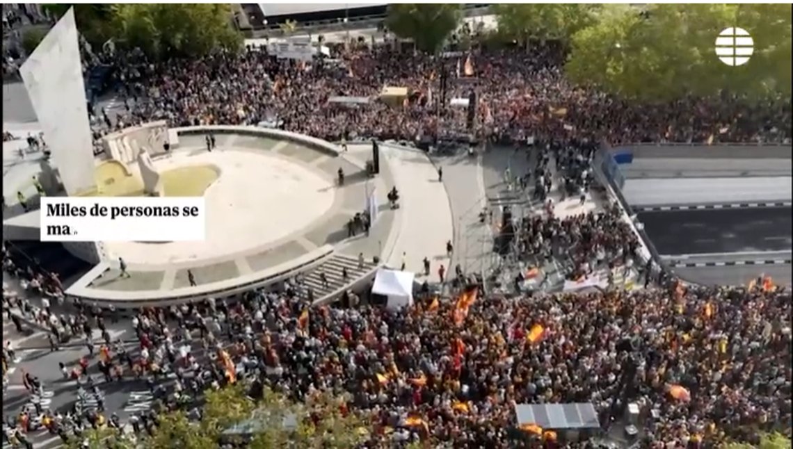 I dag var det mange tusen som demonstrerte i Madrid mot den sittende sosialdemokratiske presidenten Pedro Danchéz. Stillbilde video/ El Mundo I dag var det mange tusen som demonstrerte i Madrid mot den sittende sosialdemokratiske presidenten Pedro Danchéz. Stillbilde video/ El Mundo