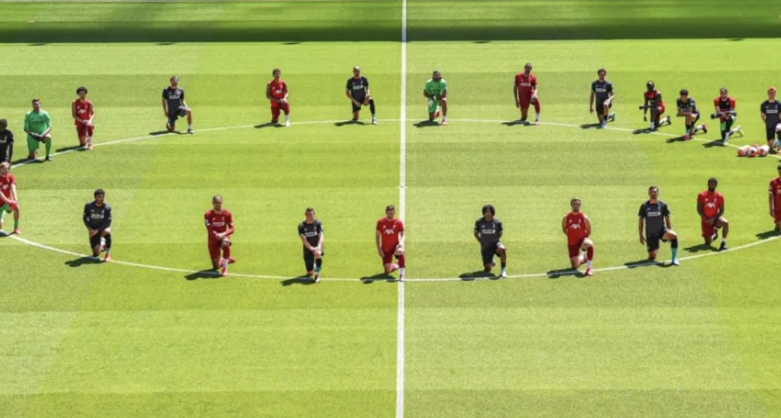 Tribunene er tomme på grunn av tyranniet covid førte til, og Liverpool kneler for Black Lives Matter. Det kan nesten ikke bli verre.Stillbilde Instagram/ Sports Directed Tribunene er tomme på grunn av tyranniet covid førte til, og Liverpool kneler for Black Lives Matter. Det kan nesten ikke bli verre.Stillbilde Instagram/ Sports Directed