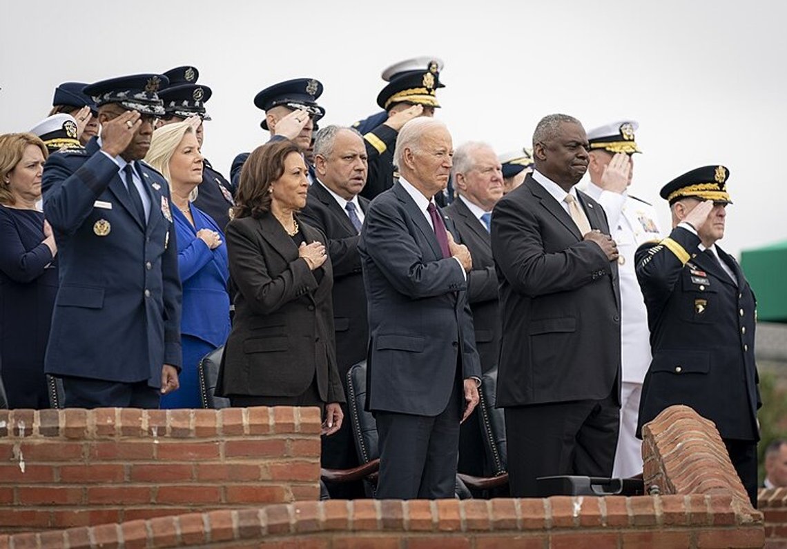 General Charles Q. Brown, Jr. fra det amerikanske luftforsvaret deltar i Forsvarets hyllest til ære for ham som den 21. formannen for Joint Chiefs of Staff på Joint Base Myer - Henderson Hall, VA, 29. september 2023. Seremonien, som ble ledet av forsvarsminister Lloyd J. Austin III, markerte general Browns edsavleggelse som formann og ble overvært av president Joseph R. Biden Jr. og visepresident Kamala Harris, samt andre prominente gjester. (DOD Foto av Benjamin Applebaum) Kilde: Wikimedia Commons. General Charles Q. Brown, Jr. fra det amerikanske luftforsvaret deltar i Forsvarets hyllest til ære for ham som den 21. formannen for Joint Chiefs of Staff på Joint Base Myer - Henderson Hall, VA, 29. september 2023. Seremonien, som ble ledet av forsvarsminister Lloyd J. Austin III, markerte general Browns edsavleggelse som formann og ble overvært av president Joseph R. Biden Jr. og visepresident Kamala Harris, samt andre prominente gjester. (DOD Foto av Benjamin Applebaum) Kilde: Wikimedia Commons.