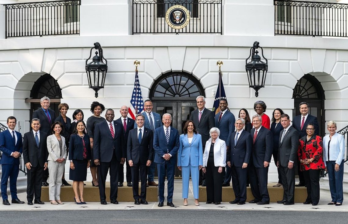 President Joe Biden og visepresident Kamala Harris på et gruppebilde sammen med kabinettmedlemmene tirsdag 20. juli 2021 på South Portico i Det hvite hus. (Offisielt bilde fra Det hvite hus av Adam Schultz). Foto: Wikimedia Commons. President Joe Biden og visepresident Kamala Harris på et gruppebilde sammen med kabinettmedlemmene tirsdag 20. juli 2021 på South Portico i Det hvite hus. (Offisielt bilde fra Det hvite hus av Adam Schultz). Foto: Wikimedia Commons.