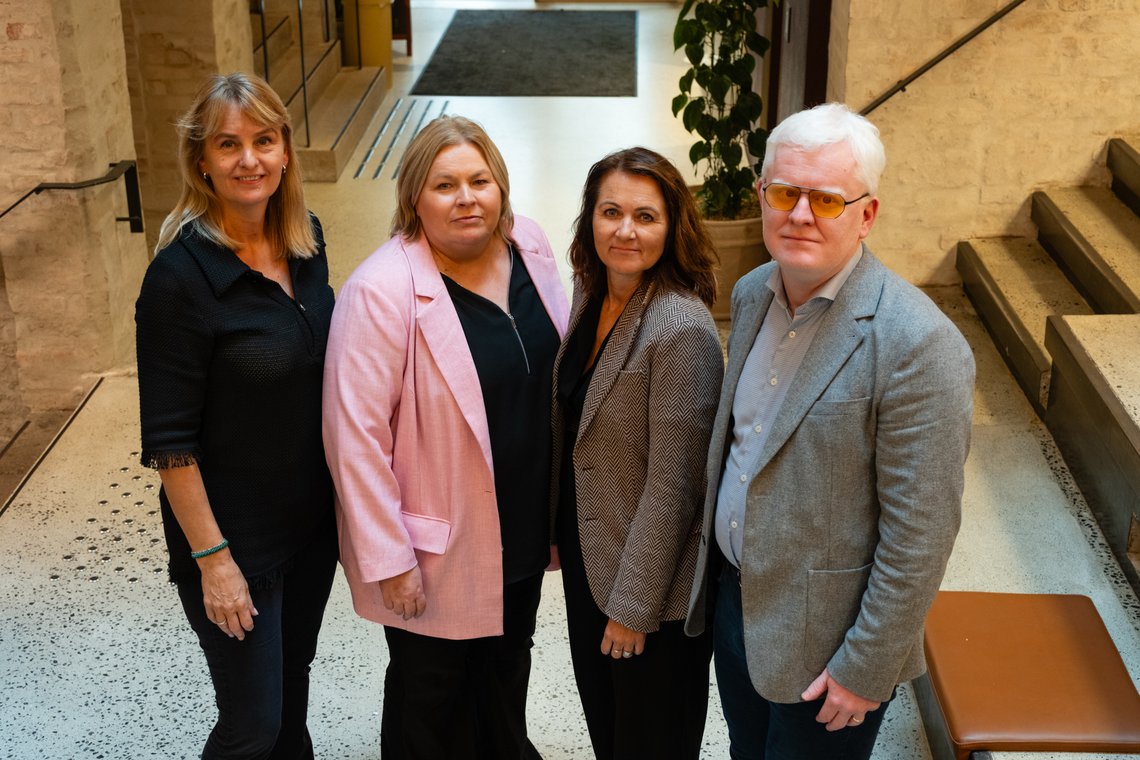 På bildet f.v. Randi Øgrey (Mediebedriftenes Landsforening), Elin Floberghagen (Norsk Presseforbund), Reidun Kjelling Nybø (Norsk Redaktørforening) og Dag Idar Tryggestad (Norsk Journalistlag) Foto-Christine Tolpinrud-NJ På bildet f.v. Randi Øgrey (Mediebedriftenes Landsforening), Elin Floberghagen (Norsk Presseforbund), Reidun Kjelling Nybø (Norsk Redaktørforening) og Dag Idar Tryggestad (Norsk Journalistlag) Foto-Christine Tolpinrud-NJ