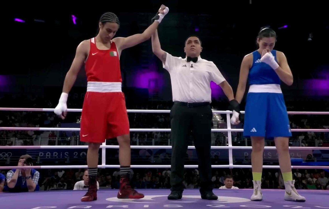 Ser i bakken: Vel vitende om at han har er mann med mannlige nivåer av testosteron, ser algeriske Imane Khelif ned etter å ha slått italienske Angela Carini på bare 46 sekunder i sommer-OL i Paris. (Foto: Stillbilde fra Eurosport/YouTube.) Ser i bakken: Vel vitende om at han har er mann med mannlige nivåer av testosteron, ser algeriske Imane Khelif ned etter å ha slått italienske Angela Carini på bare 46 sekunder i sommer-OL i Paris. (Foto: Stillbilde fra Eurosport/YouTube.)
