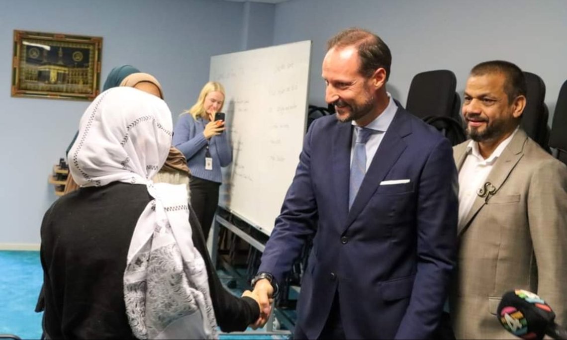 Hans Kongelige Høyhet kronprins Haakon besøkte Stiftelsen 10. august ved Al-Noor-moskeen i Bærum 4. november 2024. I rollen som kronprinsregent i kongens fravær. Skjermdump fra stiftelsen på Facebook. Hans Kongelige Høyhet kronprins Haakon besøkte Stiftelsen 10. august ved Al-Noor-moskeen i Bærum 4. november 2024. I rollen som kronprinsregent i kongens fravær. Skjermdump fra stiftelsen på Facebook.