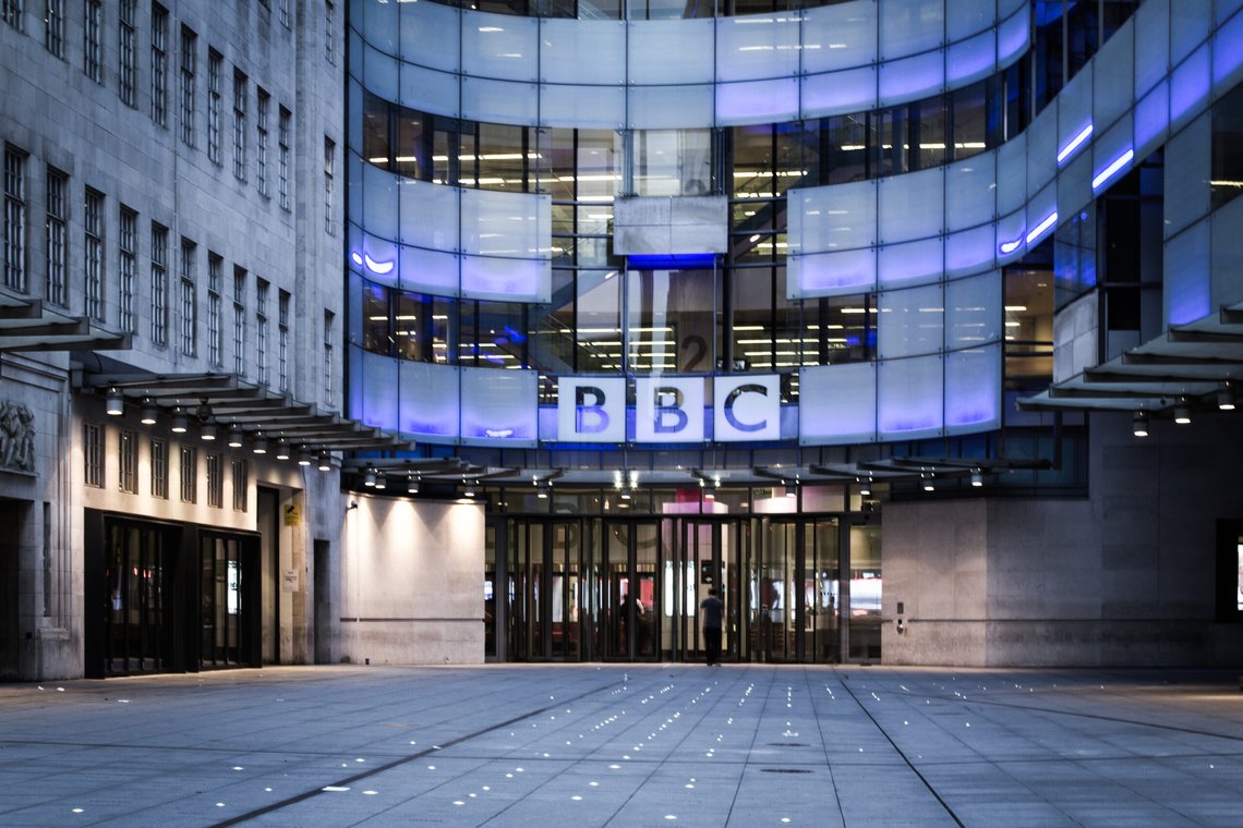 Flere BBC-ansatte har meldt seg ut av fagforeningen etter å ha blitt bedt om å kle seg i palestinske farger for å vise sin støtte til palestina-araberne. Foto: Alexander Svensson/ CC BY 2.0/ Wikimedia Flere BBC-ansatte har meldt seg ut av fagforeningen etter å ha blitt bedt om å kle seg i palestinske farger for å vise sin støtte til palestina-araberne. Foto: Alexander Svensson/ CC BY 2.0/ Wikimedia