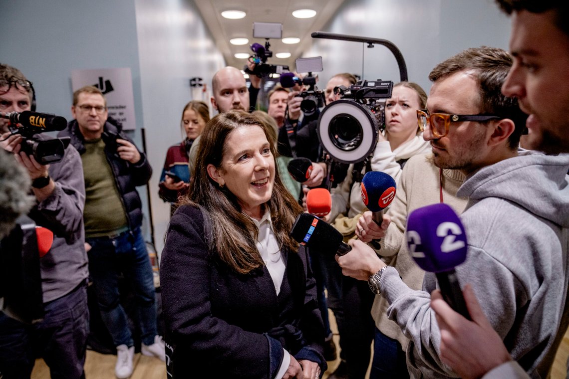 Presseoppbudet var massivt under fengslingsmøtet. Bistandsadvokat Hege Salomon snakker med pressen i Oslo tinghus etter at Marius Borg Høiby ble framstilt for varetektsfengsling i Oslo tingrett. Foto: Stian Lysberg Solum / NTB Presseoppbudet var massivt under fengslingsmøtet. Bistandsadvokat Hege Salomon snakker med pressen i Oslo tinghus etter at Marius Borg Høiby ble framstilt for varetektsfengsling i Oslo tingrett. Foto: Stian Lysberg Solum / NTB