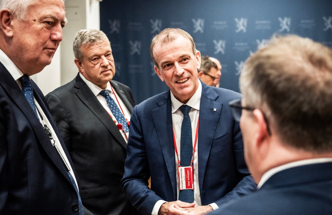 Oslo 20241113.
Rolf Kjos fra FD, Eirik Lie, administrerende direktør i Kongsberg Defence & Aerospace, og Konsernsjef i Nammo, Morten Brandtzæg, (bak) før møtet med Statsminister Jonas Gahr Støre og forsvarsminister Bjørn Arild Gram på Statsministerens kontor onsdag.
Foto: Ole Berg-Rusten / NTB Oslo 20241113.
Rolf Kjos fra FD, Eirik Lie, administrerende direktør i Kongsberg Defence & Aerospace, og Konsernsjef i Nammo, Morten Brandtzæg, (bak) før møtet med Statsminister Jonas Gahr Støre og forsvarsminister Bjørn Arild Gram på Statsministerens kontor onsdag.
Foto: Ole Berg-Rusten / NTB