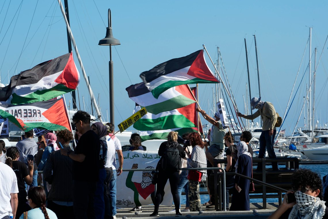 Palestina-aktivister har lenge vært etter verdens største containerrederi, Mærsk. Her fra aksjoner i Los Angeles 28. august 2024. Members of the Palestinian Youth Movement rally to pressure Maersk to cease its business with
Israel on Wednesday, Aug. 28, 2024, at the Cabrillo Way Marina in San Pedro neighborhood of Los Angeles. (AP Photo/Damian Dovargaes) Palestina-aktivister har lenge vært etter verdens største containerrederi, Mærsk. Her fra aksjoner i Los Angeles 28. august 2024. Members of the Palestinian Youth Movement rally to pressure Maersk to cease its business with
Israel on Wednesday, Aug. 28, 2024, at the Cabrillo Way Marina in San Pedro neighborhood of Los Angeles. (AP Photo/Damian Dovargaes)