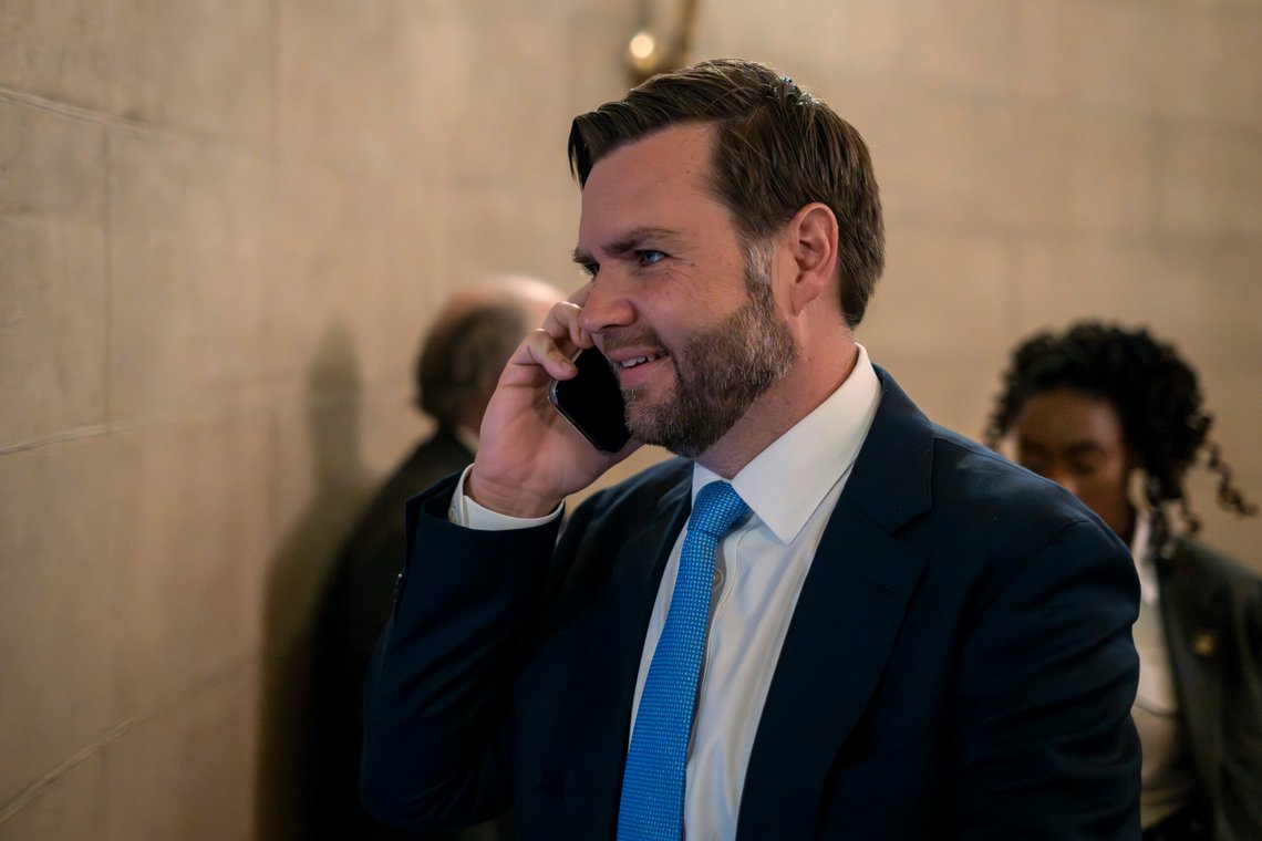 Den påtroppende visepresidenten J.D. Vance snakker i mobiltelefonen sin når han ankommer til private møter i Capitol i Washington, onsdag 20. november 2024. Foto: AP /Ben Curtis/ NTB Den påtroppende visepresidenten J.D. Vance snakker i mobiltelefonen sin når han ankommer til private møter i Capitol i Washington, onsdag 20. november 2024. Foto: AP /Ben Curtis/ NTB