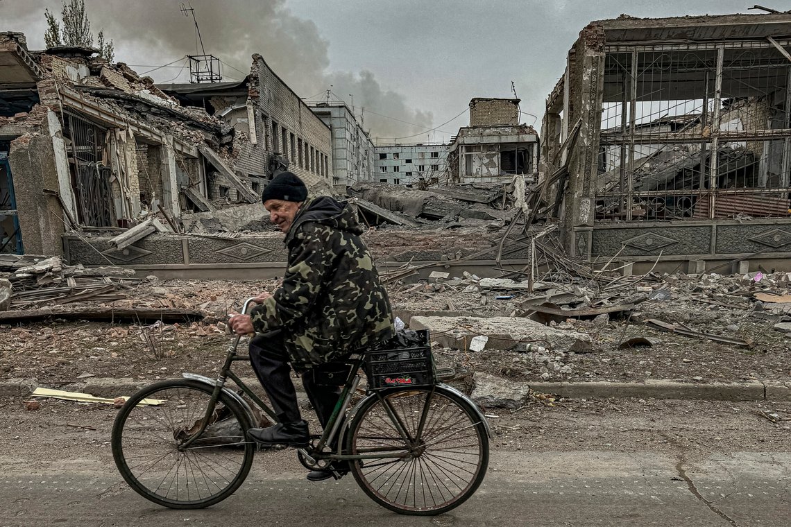 En mann sykler foran postkontoret som ble ødelagt av et russisk luftangrep i Kurakhove, Donetsk-regionen i Ukraina, 7. november 2024. Foto: AP /Anton Shtuka/ NTB En mann sykler foran postkontoret som ble ødelagt av et russisk luftangrep i Kurakhove, Donetsk-regionen i Ukraina, 7. november 2024. Foto: AP /Anton Shtuka/ NTB