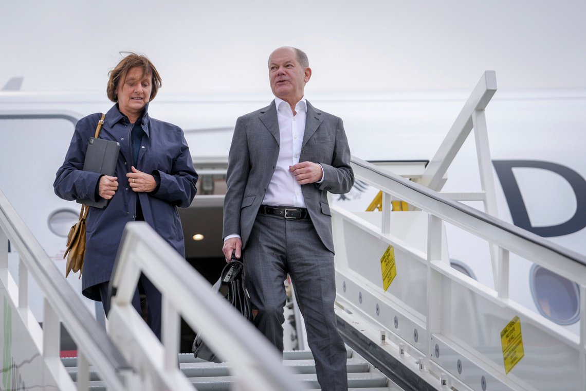 Tysklands statsminister Olaf Scholz er igjen nominert som statsministerkandidat foran det kommende valget i Tyskland. Her går han av regjeringsflyet sammen med sin kone Britta Ernst. Foto: Kay Nietfeld / AP / NTB Tysklands statsminister Olaf Scholz er igjen nominert som statsministerkandidat foran det kommende valget i Tyskland. Her går han av regjeringsflyet sammen med sin kone Britta Ernst. Foto: Kay Nietfeld / AP / NTB