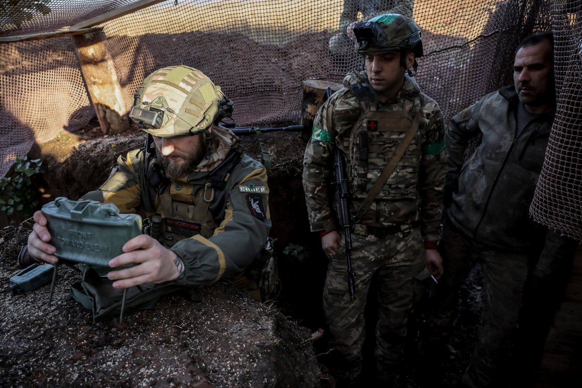 Ukrainske soldater legger ut landminer langs frontlinjen i Tsjasiv Jar i Donetsk i slutten av oktober. Foto: Oleg Petrasjuk / Det ukrainske militæret / AP Ukrainske soldater legger ut landminer langs frontlinjen i Tsjasiv Jar i Donetsk i slutten av oktober. Foto: Oleg Petrasjuk / Det ukrainske militæret / AP