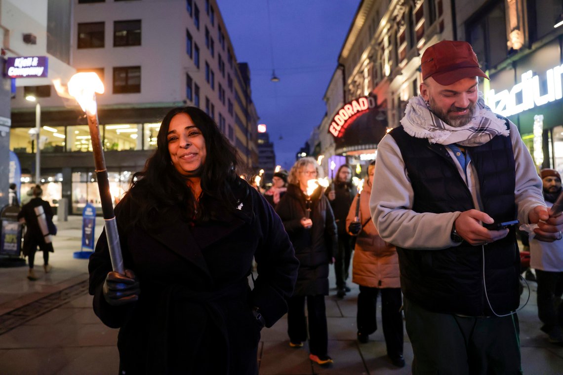 Markeringen er overtatt av Antirasistisk senter og det er helt ok å gå med palestinaskjerf ved siden av kulturministeren. Oslo 20241109.
Lubna Jaffery under fakkeltog og markering av Krystallnatten, 86 år etter.
Foto: Jonas Been Henriksen / NTB Markeringen er overtatt av Antirasistisk senter og det er helt ok å gå med palestinaskjerf ved siden av kulturministeren. Oslo 20241109.
Lubna Jaffery under fakkeltog og markering av Krystallnatten, 86 år etter.
Foto: Jonas Been Henriksen / NTB