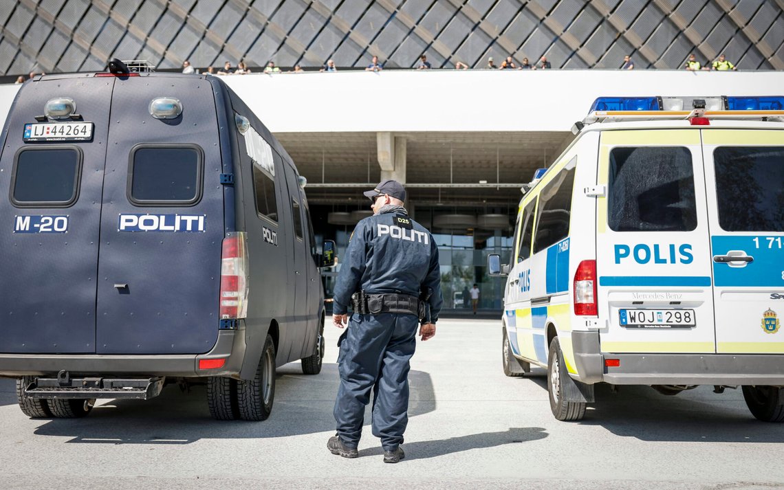 Arkivbilde fra 2023. Norsk politi utenfor arenaen før Allsvenskan fotballkamp mellom Hammarby IF og Djurgårdens IF på Tele2 Arena, der rundt 20 norske politifolk jobbet under svensk kommando. Forsterkningen var en del av et samarbeid mellom politimyndighetene i Norden. Foto: Christine Olsson, TT / NTB. Arkivbilde fra 2023. Norsk politi utenfor arenaen før Allsvenskan fotballkamp mellom Hammarby IF og Djurgårdens IF på Tele2 Arena, der rundt 20 norske politifolk jobbet under svensk kommando. Forsterkningen var en del av et samarbeid mellom politimyndighetene i Norden. Foto: Christine Olsson, TT / NTB.