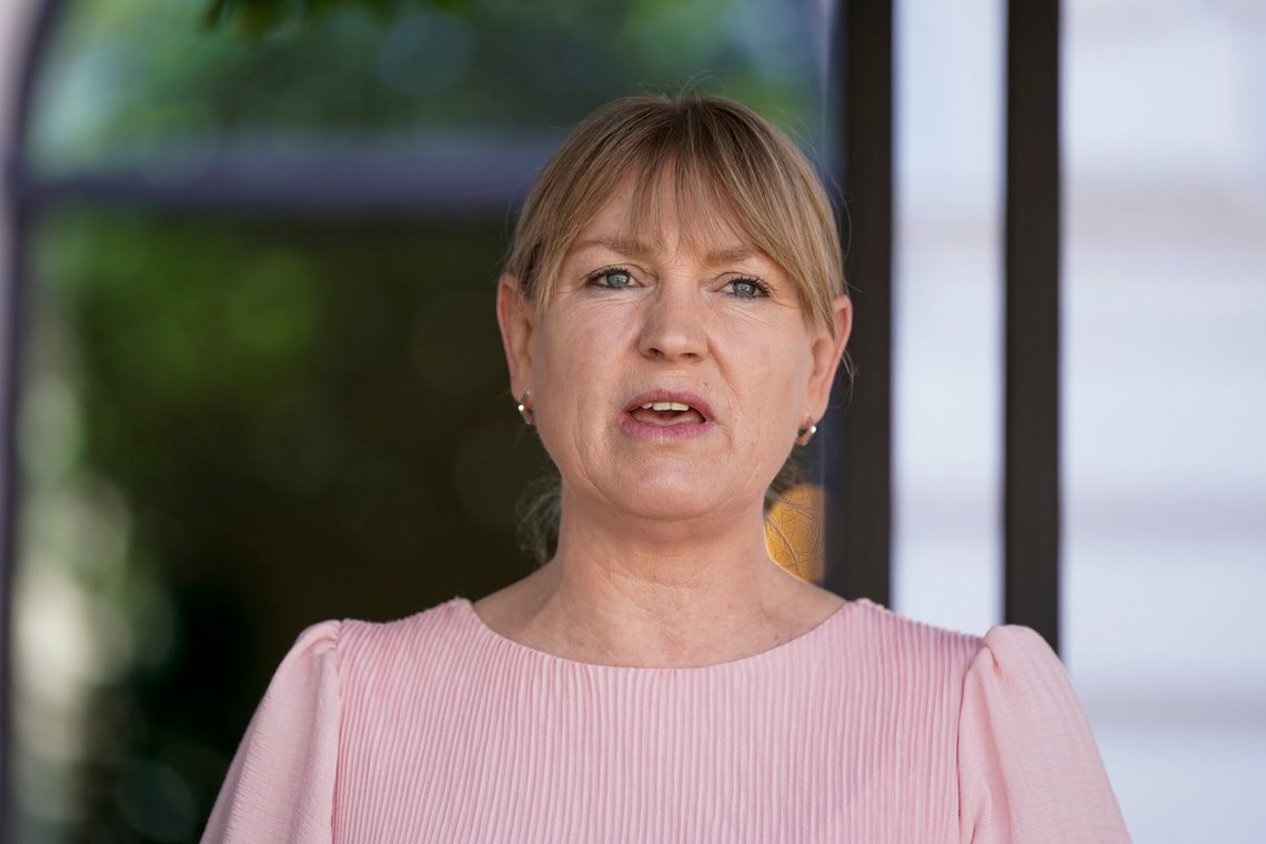 Oslo 20240621.
Stortingspresident Grete Wold (SV) og representanter fra de andre stortingspartiene informerer om ny barnehageenighet under et pressetreff utenfor Stortingets inngang i Prinsens gate i Oslo fredag.
Foto: Håkon Mosvold Larsen / NTB Oslo 20240621.
Stortingspresident Grete Wold (SV) og representanter fra de andre stortingspartiene informerer om ny barnehageenighet under et pressetreff utenfor Stortingets inngang i Prinsens gate i Oslo fredag.
Foto: Håkon Mosvold Larsen / NTB