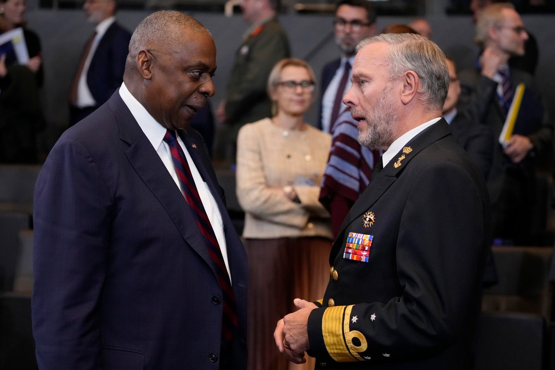 USAs forsvarsminister Lloyd Austin er ikke sykemeldt hele tiden. Her snakker han med NATOs leder for militærkomiteen, admiral Rob Bauer, under et møte i Det nordatlantiske råd i NATOs forsvarsministerformat i Brussel i oktober. Foto: AP /Virginia Mayo/ NTB USAs forsvarsminister Lloyd Austin er ikke sykemeldt hele tiden. Her snakker han med NATOs leder for militærkomiteen, admiral Rob Bauer, under et møte i Det nordatlantiske råd i NATOs forsvarsministerformat i Brussel i oktober. Foto: AP /Virginia Mayo/ NTB