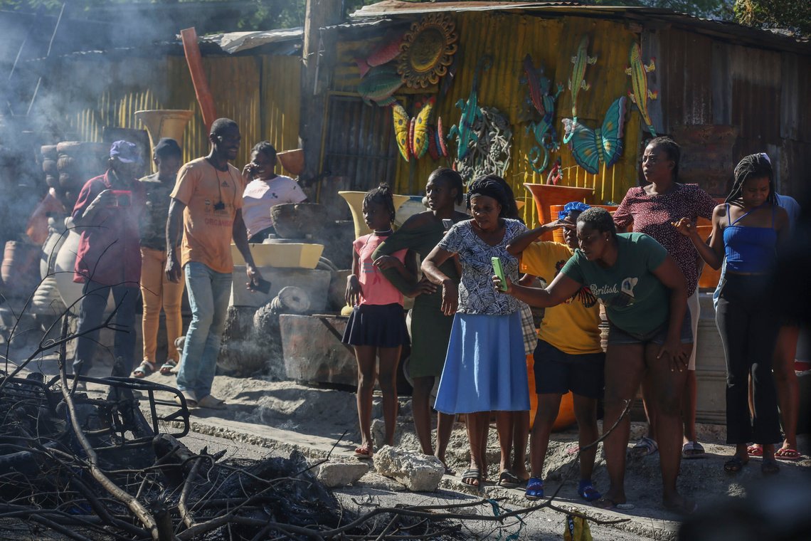 Ei kvinne filmer det som skal være drepte gjengmedlemmer som så er satt i brann. Rundt 30 mistenkte gjengmedlemmer ble drept av politi og innbyggere i Port-au-Prince-forstaden Petrion-Ville Petion-Ville 19. november. Foto: Odelyn Joseph / AP / NTB Ei kvinne filmer det som skal være drepte gjengmedlemmer som så er satt i brann. Rundt 30 mistenkte gjengmedlemmer ble drept av politi og innbyggere i Port-au-Prince-forstaden Petrion-Ville Petion-Ville 19. november. Foto: Odelyn Joseph / AP / NTB