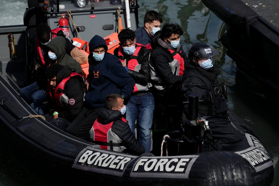 Båtmigranter fortsetter å strømme over Den engelske kanal. De fleste settes i land i Dover. Foto: AP /Matt Dunham/ NTB Båtmigranter fortsetter å strømme over Den engelske kanal. De fleste settes i land i Dover. Foto: AP /Matt Dunham/ NTB