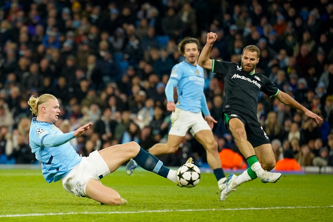Erling Braut Haaland scorer Manchester Citys 3-0-mål mot Feyenoord, hans 46. mesterligamål. Det hjalp ikke så mye. Foto: Dave Thompson, AP / NTB Erling Braut Haaland scorer Manchester Citys 3-0-mål mot Feyenoord, hans 46. mesterligamål. Det hjalp ikke så mye. Foto: Dave Thompson, AP / NTB