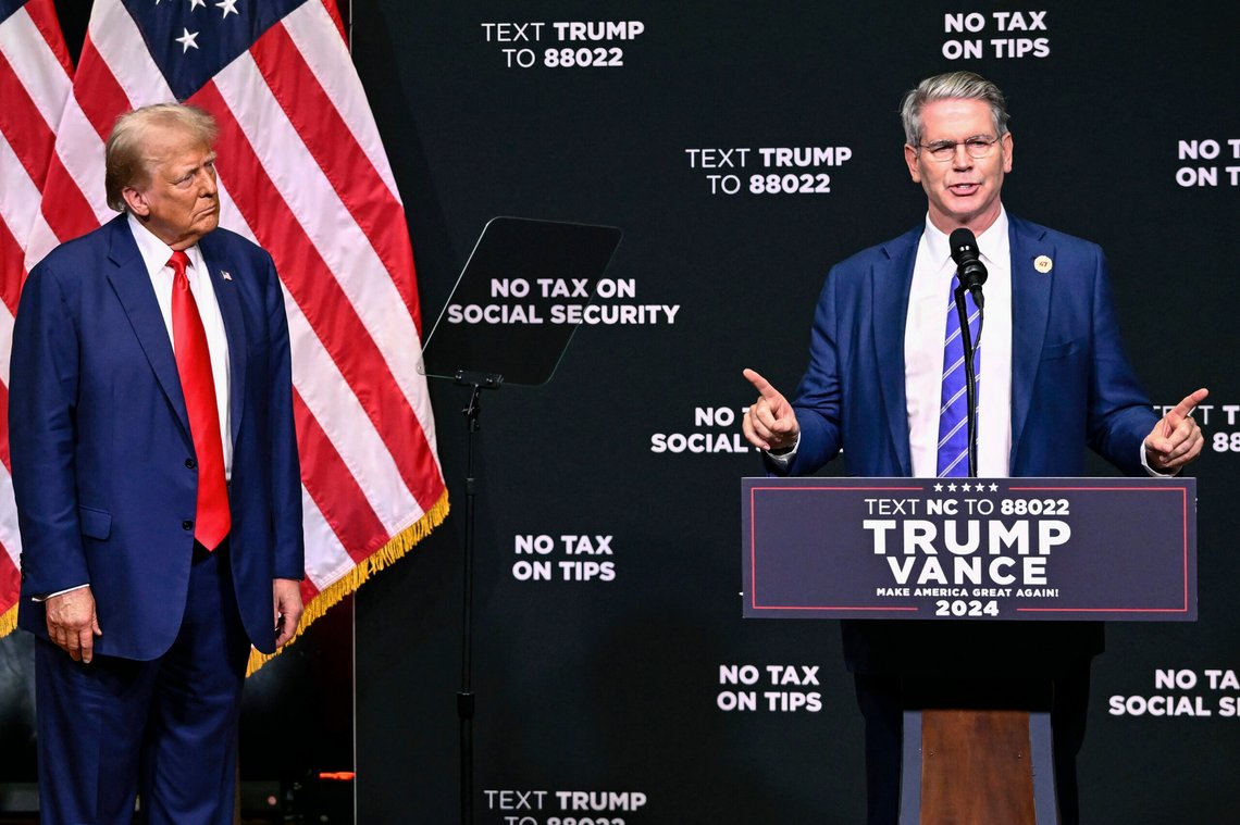 Donald Trump lytter mens investor Scott Bessent snakker om økonomien i Asheville, N.C., 14. august 2024. Foto: AP /Matt Kelley/ NTB Donald Trump lytter mens investor Scott Bessent snakker om økonomien i Asheville, N.C., 14. august 2024. Foto: AP /Matt Kelley/ NTB