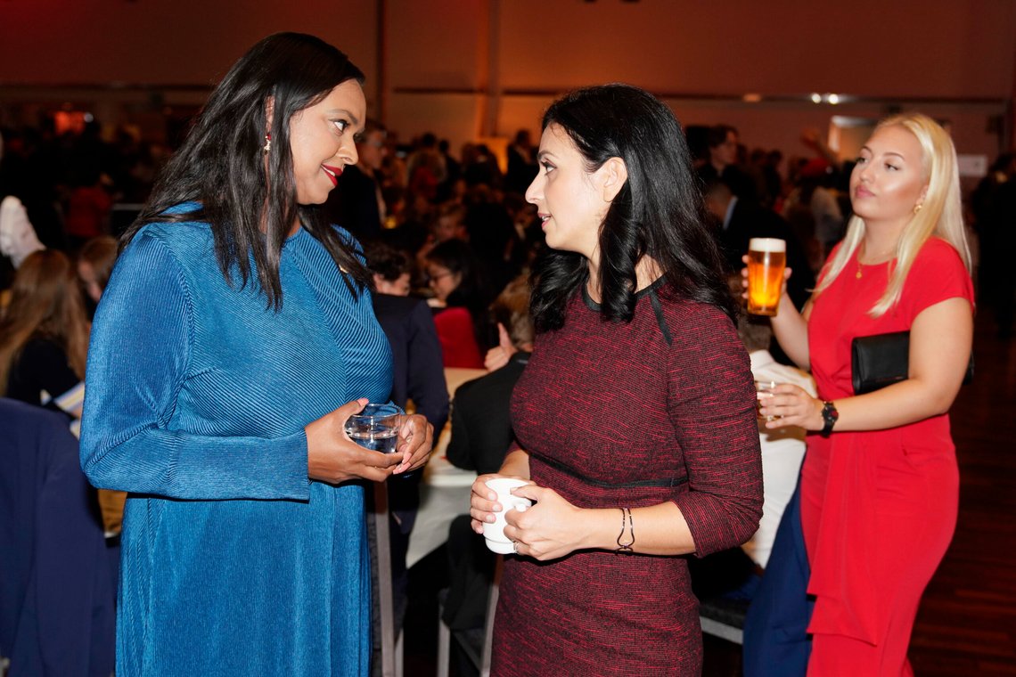 Kamzy Gunaratnam og Hadia Tajik, i en tilsynelatende hyggelig passiar på Aps valgvake i Folkets Hus i Oslo i 2019. Arkivfoto: Fredrik Hagen / NTB Kamzy Gunaratnam og Hadia Tajik, i en tilsynelatende hyggelig passiar på Aps valgvake i Folkets Hus i Oslo i 2019. Arkivfoto: Fredrik Hagen / NTB
