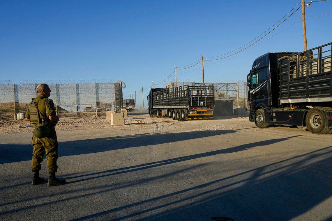Lastebiler med nødhjelp på vei inn på Gazastripen fra grenseovergangen ved Erez sør i Israel. Ifølge FNs nødhjelpskontor har de nordlige områdene på Gazastripen i praksis ikke fått hjelp de siste 40 dagene. Foto: Tsafrir Abayov / AP / NTB Lastebiler med nødhjelp på vei inn på Gazastripen fra grenseovergangen ved Erez sør i Israel. Ifølge FNs nødhjelpskontor har de nordlige områdene på Gazastripen i praksis ikke fått hjelp de siste 40 dagene. Foto: Tsafrir Abayov / AP / NTB