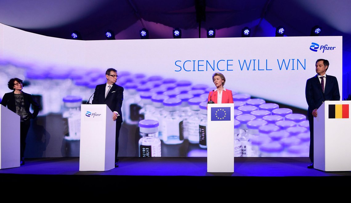 Fra venstre: Medstifter av BioNTech Ozlem Tureci, Pfizers administrerende direktør Albert Bourla, EU-kommisjonens president Ursula von der Leyen og Belgias statsminister Alexander De Croo under et offisielt besøk til Pfizers farmasøytiske selskap i Puurs, Belgia, 23. april 2021. Foto: John Thys, AP-NTB. Fra venstre: Medstifter av BioNTech Ozlem Tureci, Pfizers administrerende direktør Albert Bourla, EU-kommisjonens president Ursula von der Leyen og Belgias statsminister Alexander De Croo under et offisielt besøk til Pfizers farmasøytiske selskap i Puurs, Belgia, 23. april 2021. Foto: John Thys, AP-NTB.
