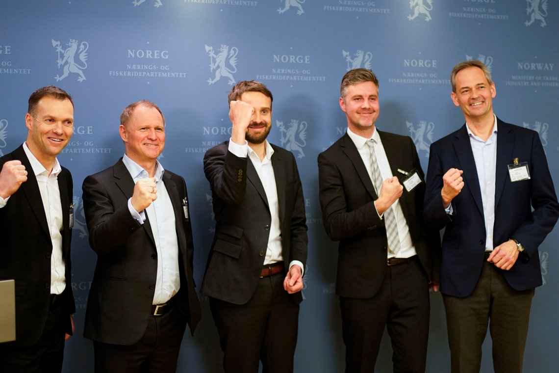 Oslo 20230316.
Næringsminister Jan Christian Vestre (midten) på pressekonferanse om norsk batteridrift. Svein Kvernstuen (Beyonder) t.v., Lars C Bacher (Morrow), Andreas Forfang (Vianode) og Hans Erik Vatne (Hydro) t.h..
Foto: Terje Pedersen / NTB Oslo 20230316.
Næringsminister Jan Christian Vestre (midten) på pressekonferanse om norsk batteridrift. Svein Kvernstuen (Beyonder) t.v., Lars C Bacher (Morrow), Andreas Forfang (Vianode) og Hans Erik Vatne (Hydro) t.h..
Foto: Terje Pedersen / NTB