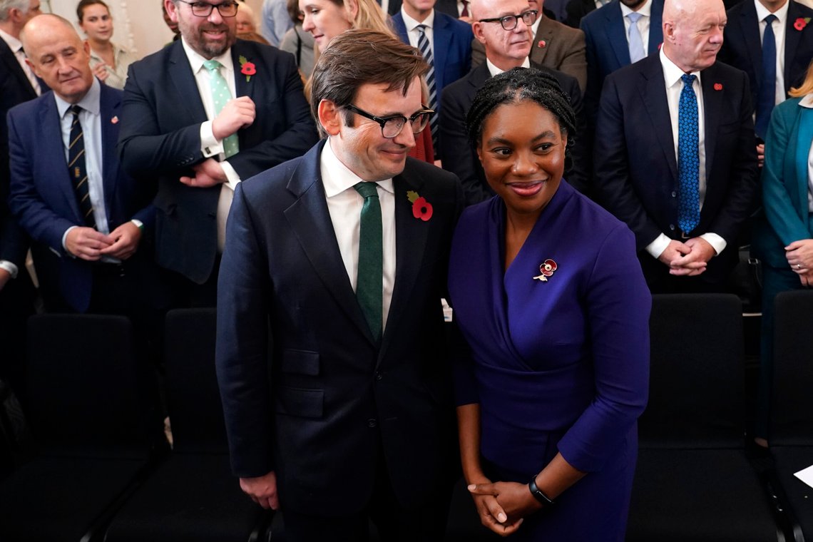 Kemi Badenoch sammen med ektemannen Hamish Badenoch etter seieren i ledervalget lørdag. Foto: Alberto Pezzali / AP / NTB Kemi Badenoch sammen med ektemannen Hamish Badenoch etter seieren i ledervalget lørdag. Foto: Alberto Pezzali / AP / NTB