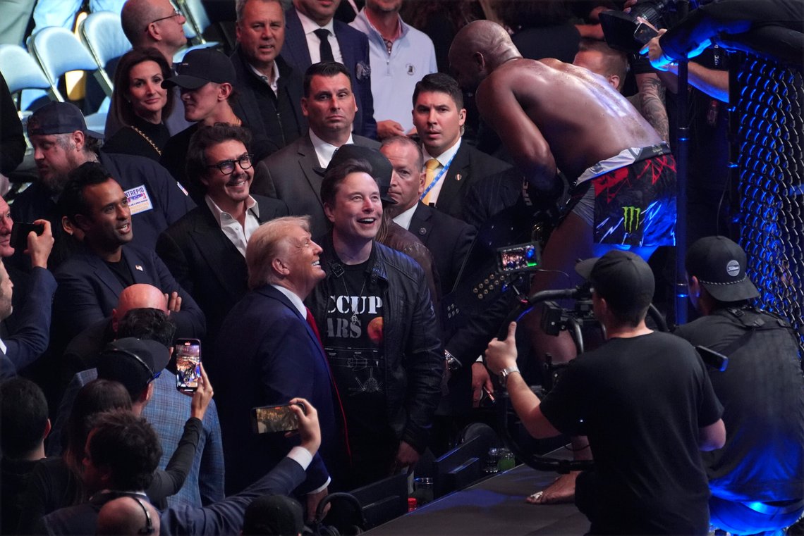 Donald Trump liker å møte opp i Madison Square Garden, enten for å avholde valgmøter eller følge en kamp i MMA-sirkuset. Hans popularitet i hjembyen er stigende. Foto: AP/ Evan Vucci/ NTB Donald Trump liker å møte opp i Madison Square Garden, enten for å avholde valgmøter eller følge en kamp i MMA-sirkuset. Hans popularitet i hjembyen er stigende. Foto: AP/ Evan Vucci/ NTB