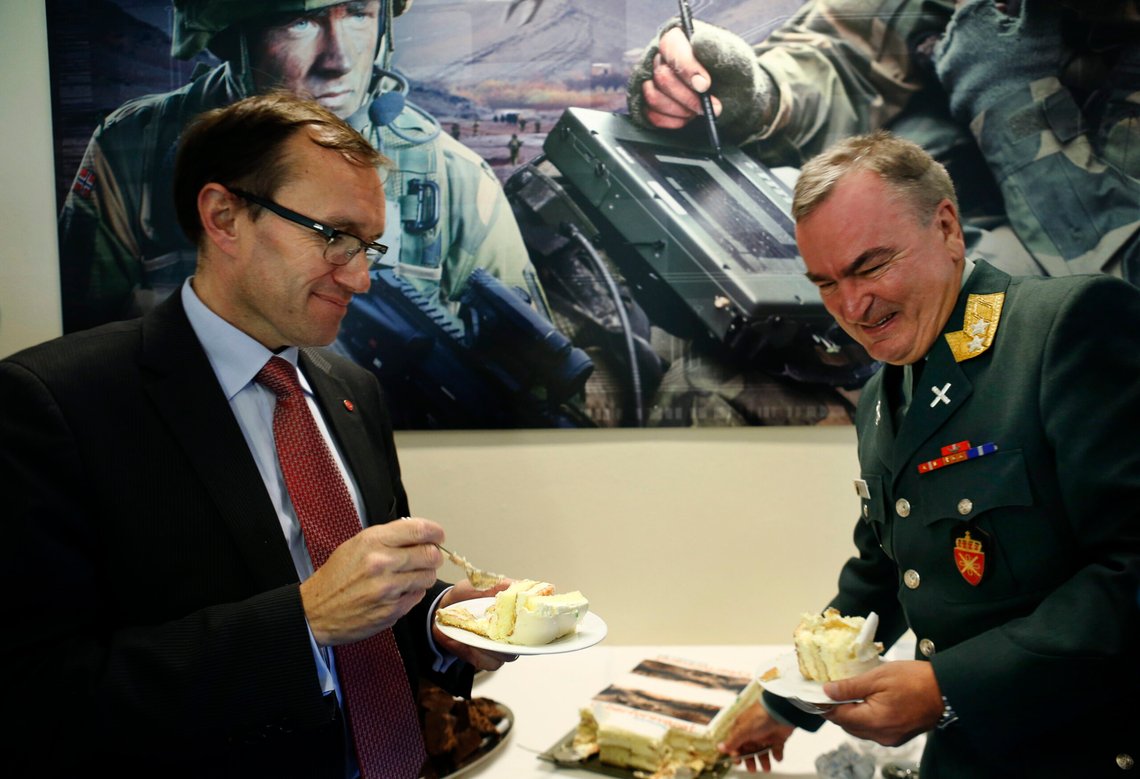 Jørstadmoen 20120918.
Roar Sundseth (t.h.), sjef for Cyberforsvaret, og forsvarsminister Espen Barth Eide spiser kake under oppstartsmarkeringen av Cyberforsvaret på Jørstadmoen tirsdag.
Foto: Erlend Aas / NTB Jørstadmoen 20120918.
Roar Sundseth (t.h.), sjef for Cyberforsvaret, og forsvarsminister Espen Barth Eide spiser kake under oppstartsmarkeringen av Cyberforsvaret på Jørstadmoen tirsdag.
Foto: Erlend Aas / NTB