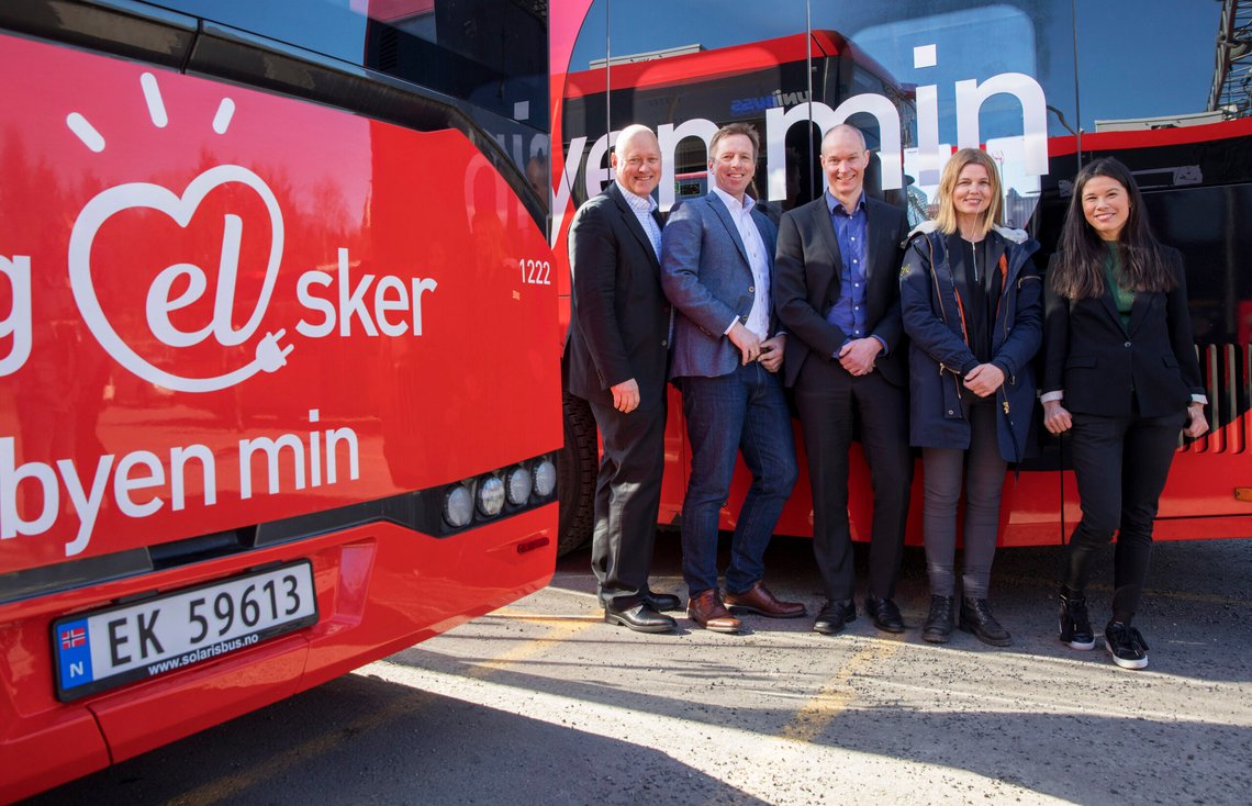 Arkivbilde fra 2018 om bestillinger av elektriske busser i Oslo. F.v. Øystein Svendsen, administrerende direktør Unibuss, Atle Rønning, administrerende direktør Norgesbuss, Jan Volsdal, administrerende direktør Nobina, Ellen Marie Rogde, markedsdirektør Ruter og Lan Marie Berg (MDG), daværende byråd for miljø og samferdsel i Oslo. Foto: Ole Berg-Rusten / NTB Arkivbilde fra 2018 om bestillinger av elektriske busser i Oslo. F.v. Øystein Svendsen, administrerende direktør Unibuss, Atle Rønning, administrerende direktør Norgesbuss, Jan Volsdal, administrerende direktør Nobina, Ellen Marie Rogde, markedsdirektør Ruter og Lan Marie Berg (MDG), daværende byråd for miljø og samferdsel i Oslo. Foto: Ole Berg-Rusten / NTB