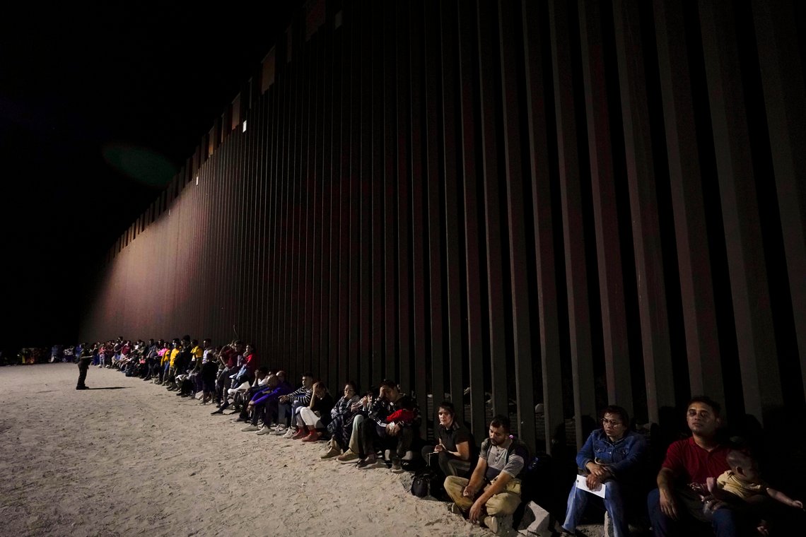 Migranter venter på å bli behandlet etter å ha krysset inn i USA. Trump lover å flytte slike illegale migranter til den riktige siden av grensemuren. Foto: AP /Gregory Bull/ NTB Migranter venter på å bli behandlet etter å ha krysset inn i USA. Trump lover å flytte slike illegale migranter til den riktige siden av grensemuren. Foto: AP /Gregory Bull/ NTB