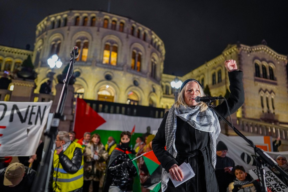 Kirsti Bergstø (SV) holder appell for Palestina utenfor Stortinget. Foto: Heiko Junge / NTB. Kirsti Bergstø (SV) holder appell for Palestina utenfor Stortinget. Foto: Heiko Junge / NTB.