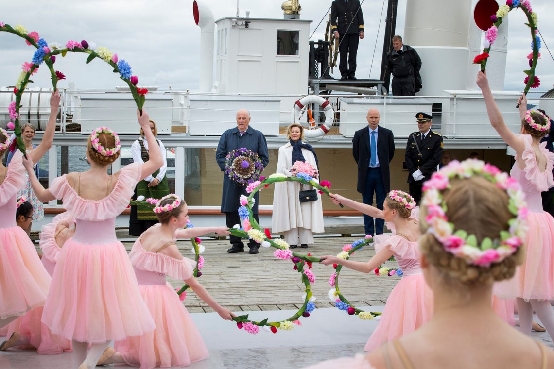 Kong Harald og dronning Sonja ble tatt imot av ballettdansere fra Mjølkefabrikkens kulturskole under deres ankomst på Kapp i 2017.
Foto: Heiko Junge / NTB Kong Harald og dronning Sonja ble tatt imot av ballettdansere fra Mjølkefabrikkens kulturskole under deres ankomst på Kapp i 2017.
Foto: Heiko Junge / NTB