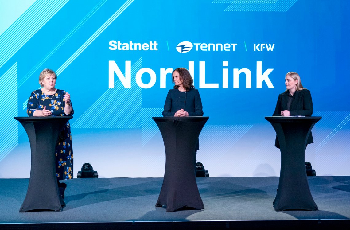 Oslo 20210527.
Statsminister Erna Solberg, Hilde Tonne, konsernsjef i Statnett og
Tina Bru, Olje- og energiminister åpningen av den første strømforbindelsen mellom Norge og Tyskland.
Foto: Gorm Kallestad / NTB Oslo 20210527.
Statsminister Erna Solberg, Hilde Tonne, konsernsjef i Statnett og
Tina Bru, Olje- og energiminister åpningen av den første strømforbindelsen mellom Norge og Tyskland.
Foto: Gorm Kallestad / NTB