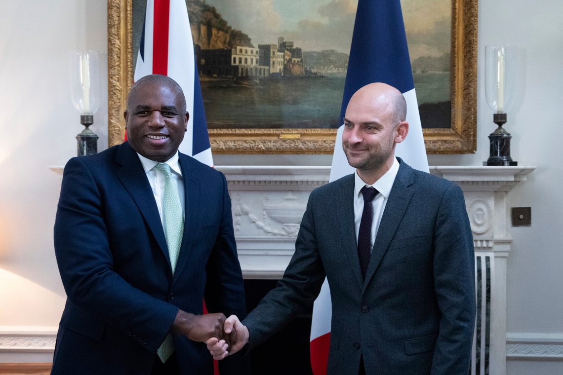 Frankrikes utenriksminister Jean-Noël Barrot møtte sin britiske kollega David Lammy i London søndag. Foto: AP /Carl Court/ NTB Frankrikes utenriksminister Jean-Noël Barrot møtte sin britiske kollega David Lammy i London søndag. Foto: AP /Carl Court/ NTB