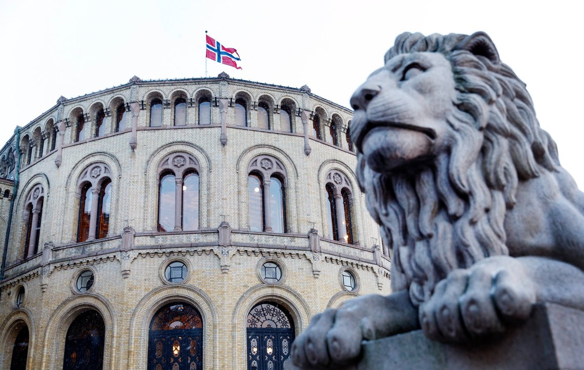 Statsministeren møtte de parlamentariske lederne på Stortinget tirsdag for å diskutere Ukraina-støtten. Pengene sitter læst når vvåre rikspolitikere diskuterer midler som skal sendes ut av landet. Foto: Gorm Kallestad / NTB Statsministeren møtte de parlamentariske lederne på Stortinget tirsdag for å diskutere Ukraina-støtten. Pengene sitter læst når vvåre rikspolitikere diskuterer midler som skal sendes ut av landet. Foto: Gorm Kallestad / NTB