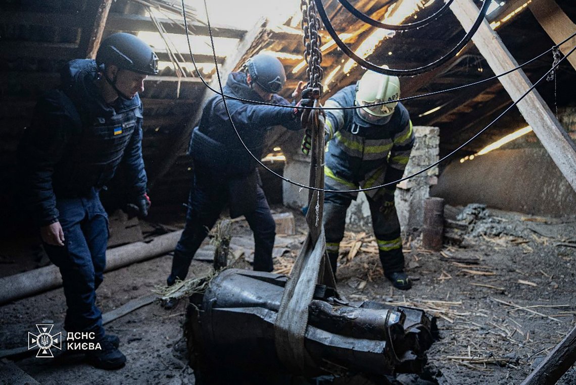 In this photo provided by the Ukrainian Emergency Service, emergency services personnel remove part of a Russian missile that hit an apartment house during massive missile attack in Kyiv, Ukraine, Sunday, Nov. 17, 2024. (Ukrainian Emergency Service via AP) In this photo provided by the Ukrainian Emergency Service, emergency services personnel remove part of a Russian missile that hit an apartment house during massive missile attack in Kyiv, Ukraine, Sunday, Nov. 17, 2024. (Ukrainian Emergency Service via AP)